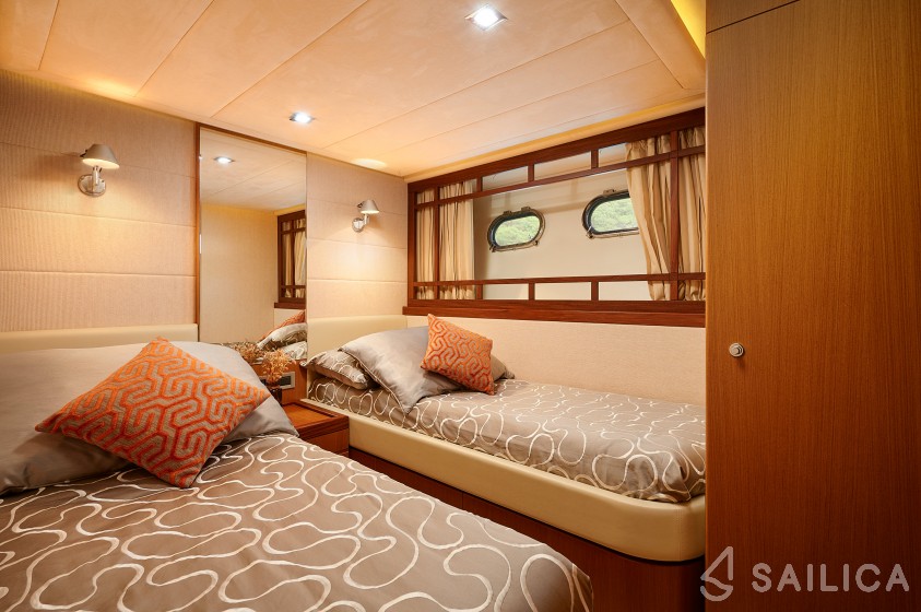 Ferretti 730 - Yacht Charter Sailica