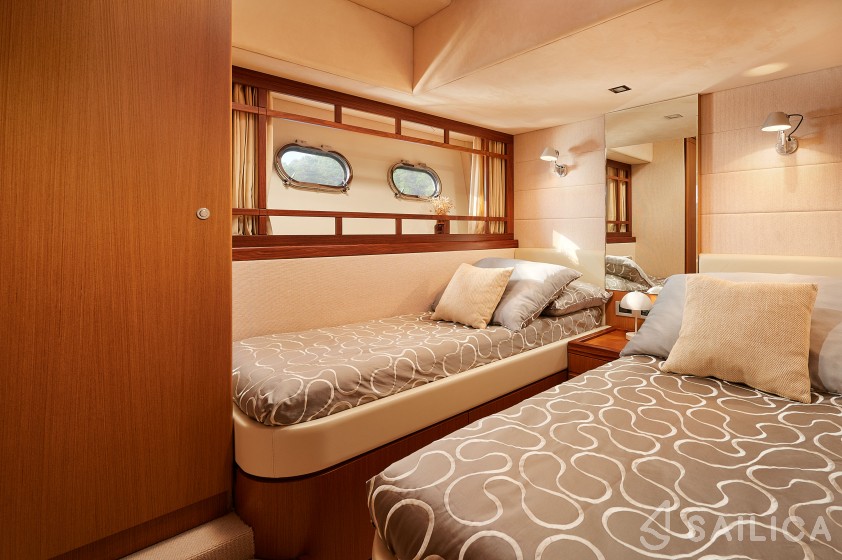 Ferretti 730 - Yacht Charter Sailica