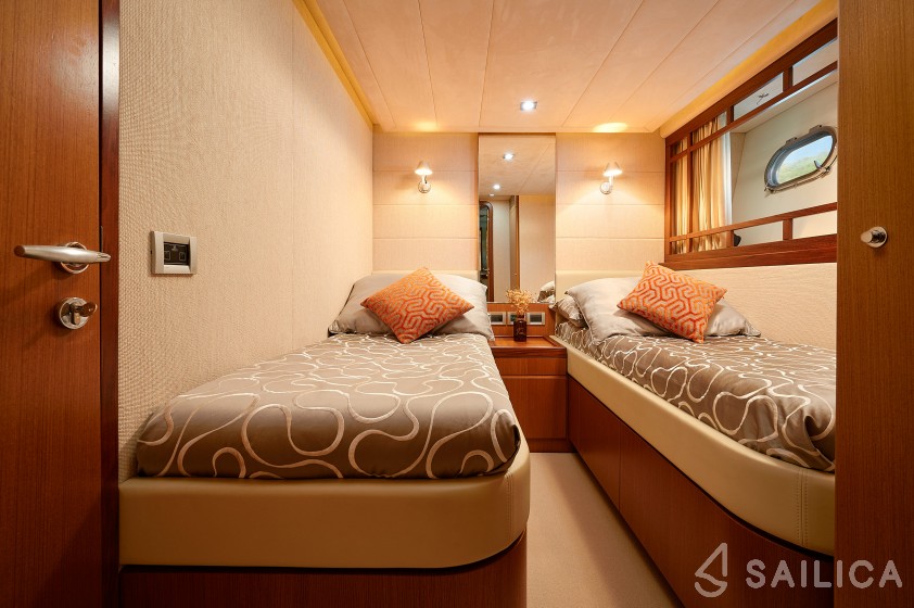 Ferretti 730 - Yacht Charter Sailica