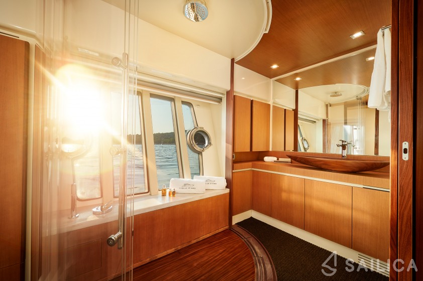 Ferretti 730 - Yacht Charter Sailica