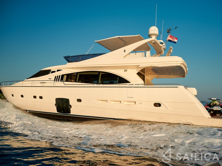Ferretti 730 - Yacht Charter Sailica