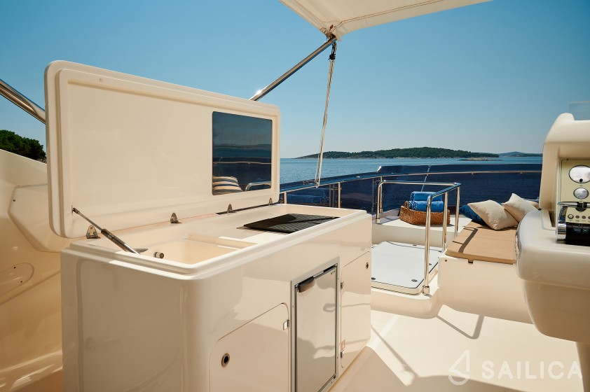 Ferretti 730 - Yacht Charter Sailica