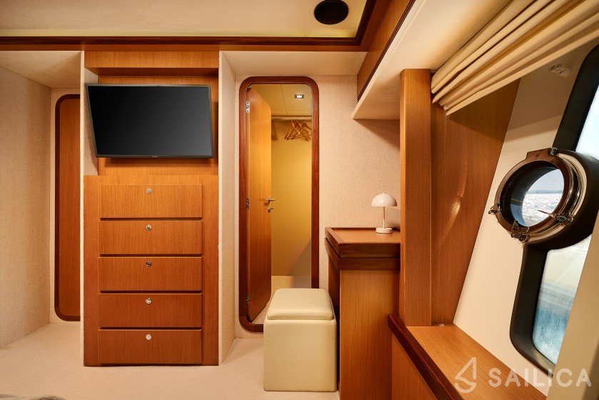 Ferretti 730 - Yacht Charter Sailica
