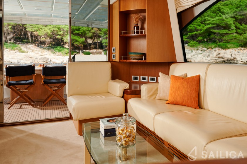 Ferretti 730 - Yacht Charter Sailica