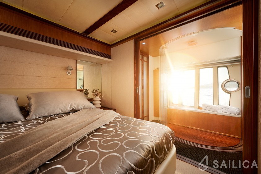 Ferretti 730 - Yacht Charter Sailica