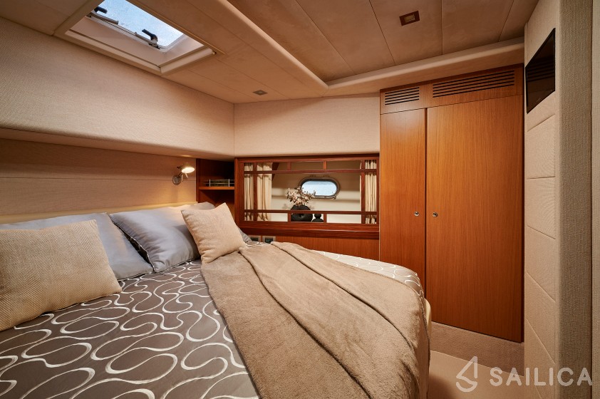 Ferretti 730 - Yacht Charter Sailica
