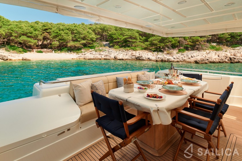 Ferretti 730 - Yacht Charter Sailica