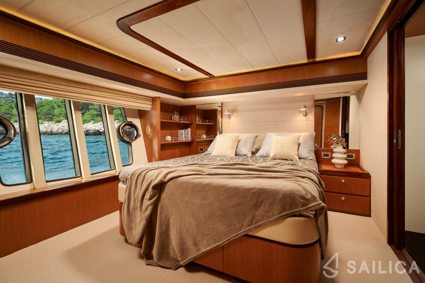 Ferretti 730 - Yacht Charter Sailica