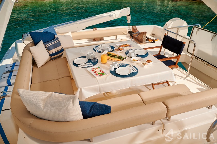 Ferretti 730 - Yacht Charter Sailica
