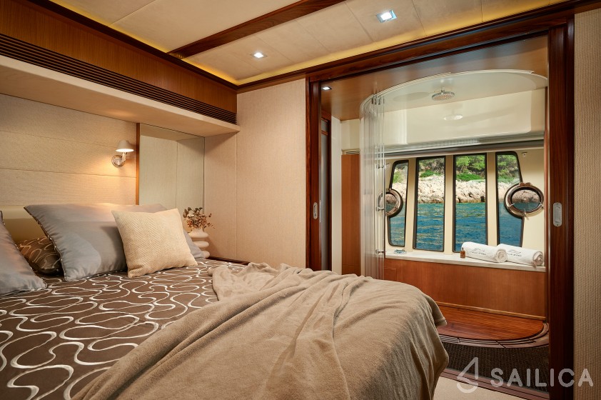 Ferretti 730 - Yacht Charter Sailica