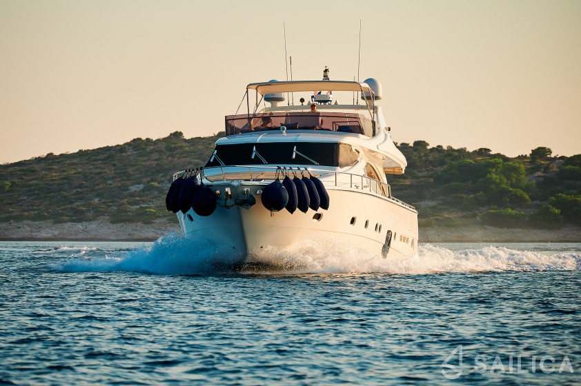 Ferretti 730 - Yacht Charter Sailica