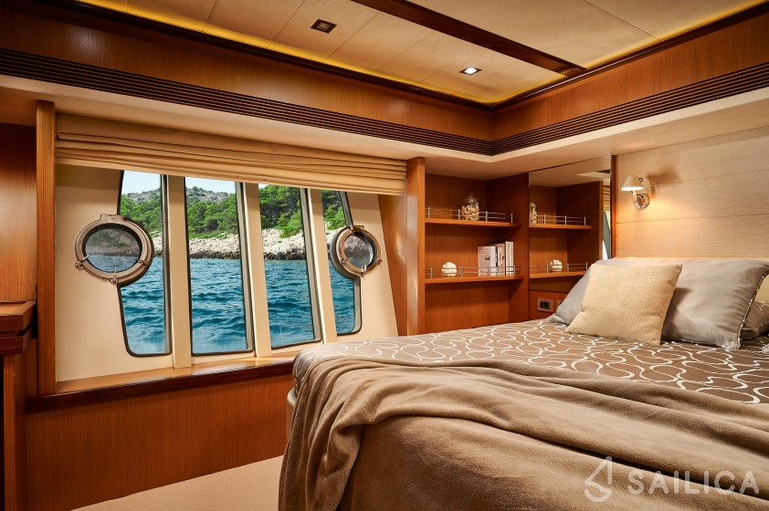 Ferretti 730 - Yacht Charter Sailica