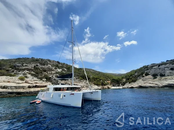 Lagoon 450  Flybridge - Yacht Charter Sailica