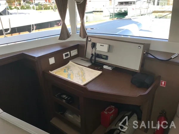 Lagoon 450  Flybridge - Yacht Charter Sailica