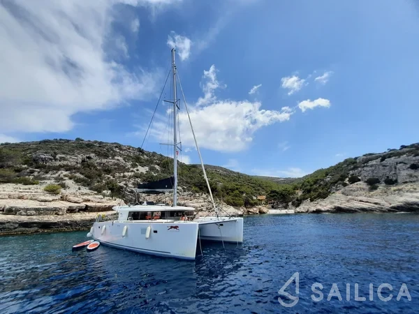 Lagoon 450  Flybridge - Yacht Charter Sailica