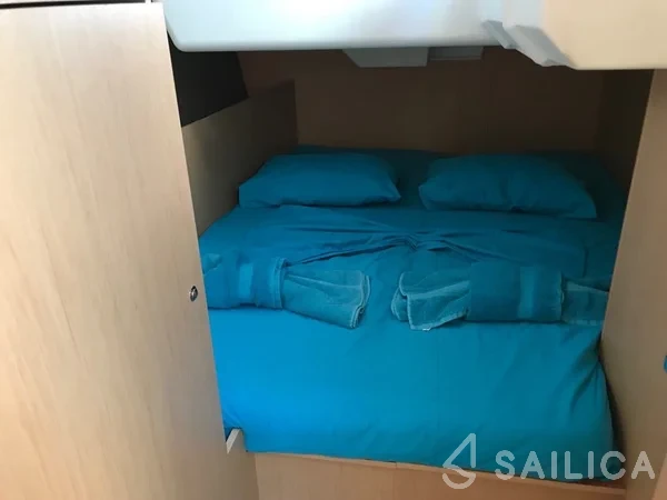 Oceanis 38.1 - Yacht Charter Sailica
