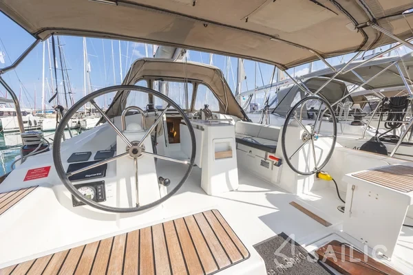 Oceanis 38.1 - Yacht Charter Sailica