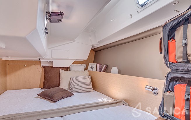Oceanis 38.1 - Yacht Charter Sailica