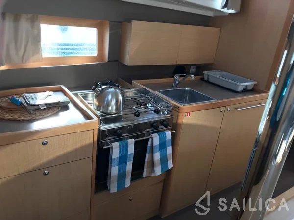 Oceanis 38.1 - Yacht Charter Sailica