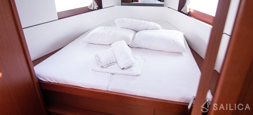 Oceanis 38.1 - Yacht Charter Sailica