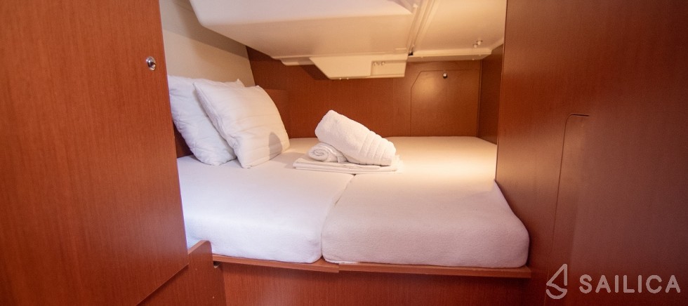 Oceanis 38.1 - Yacht Charter Sailica
