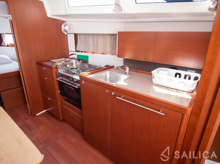 Oceanis 38.1 - Yacht Charter Sailica