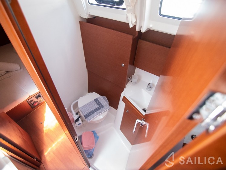 Oceanis 38.1 - Yacht Charter Sailica