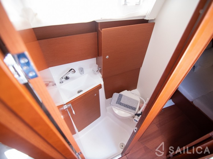 Oceanis 38.1 - Yacht Charter Sailica