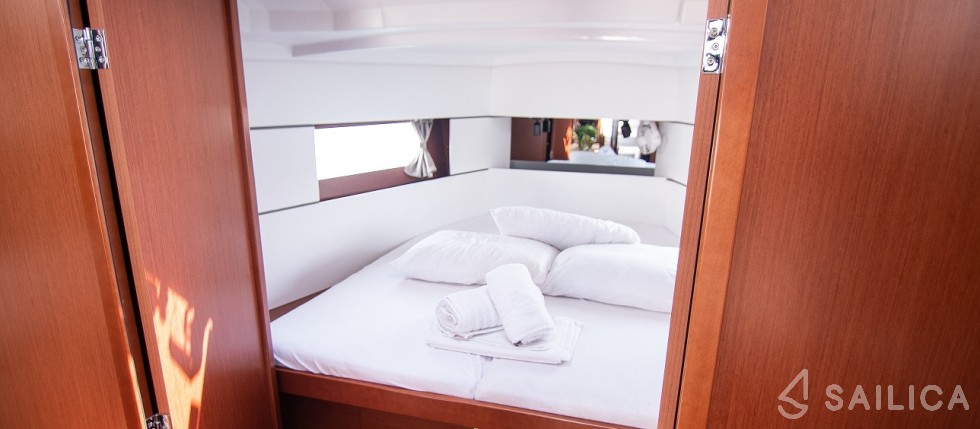 Oceanis 38.1 - Yacht Charter Sailica