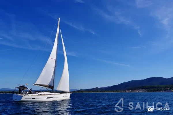 Dufour 520 GL - Yacht Charter Sailica