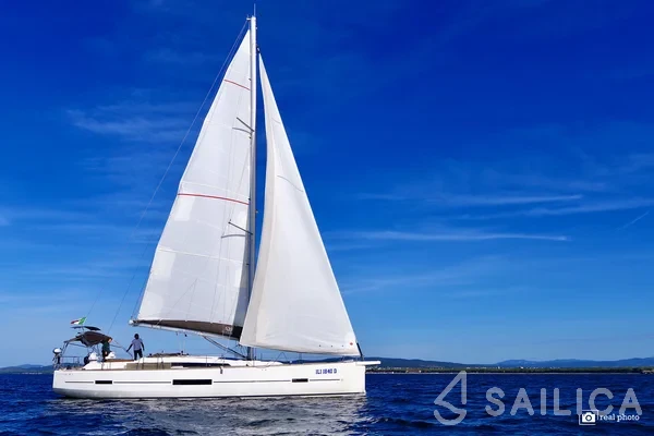 Dufour 520 GL - Yacht Charter Sailica