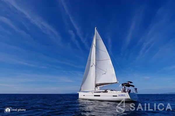 Dufour 520 GL - Yacht Charter Sailica