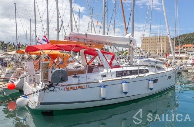 Oceanis 38.1 - Yacht Charter Sailica