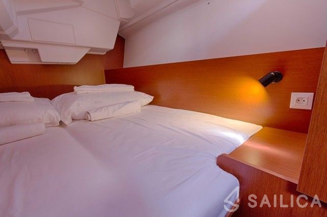 Oceanis 38.1 - Yacht Charter Sailica