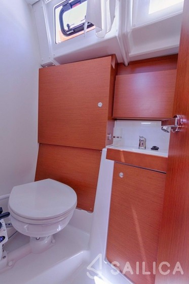 Oceanis 38.1 - Yacht Charter Sailica
