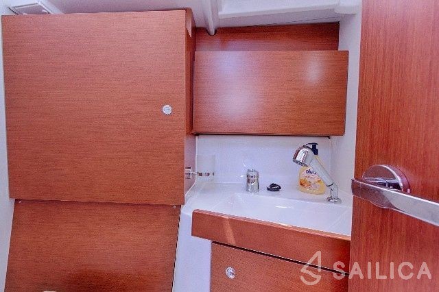 Oceanis 38.1 - Yacht Charter Sailica