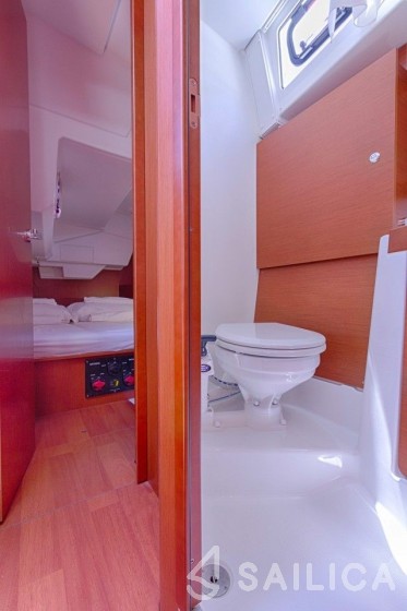 Oceanis 38.1 - Yacht Charter Sailica