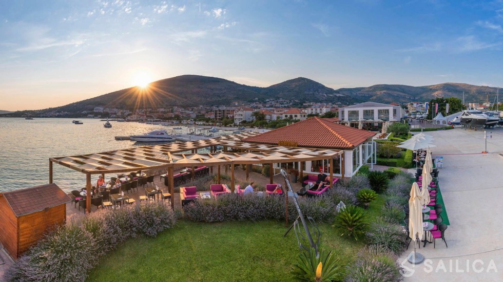 Oceanis 38.1 - Yacht Charter Sailica
