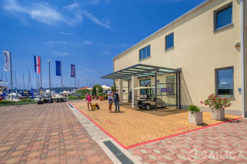 Oceanis 38.1 - Yacht Charter Sailica