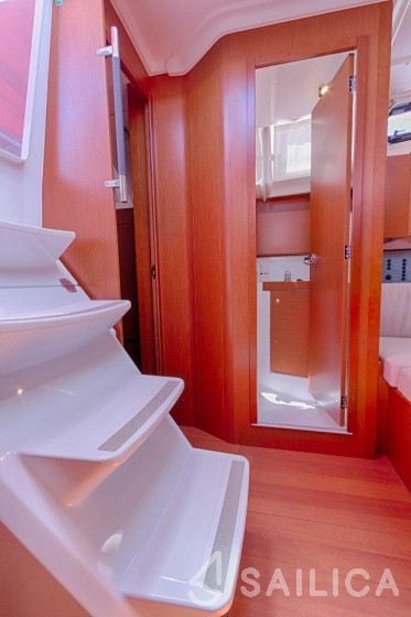 Oceanis 38.1 - Yacht Charter Sailica
