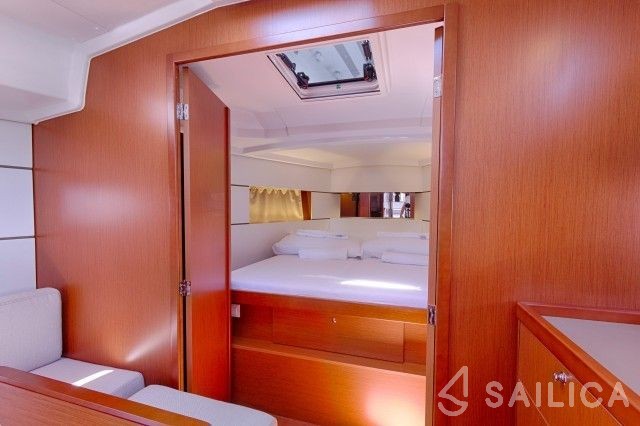 Oceanis 38.1 - Yacht Charter Sailica