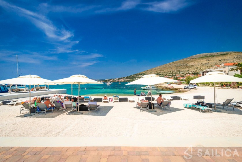 Oceanis 38.1 - Yacht Charter Sailica