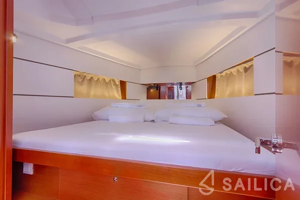 Oceanis 38.1 - Yacht Charter Sailica