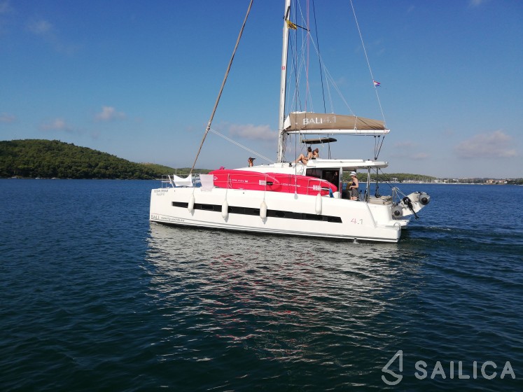 Bali 4.1 - Yacht Charter Sailica
