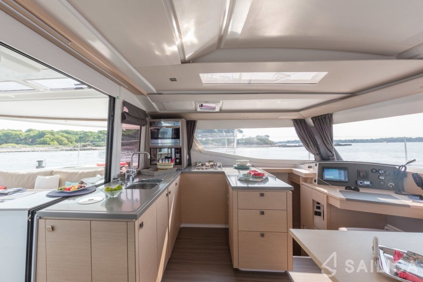 Helia 44 - Yacht Charter Sailica