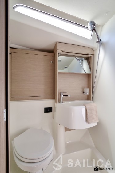 Oceanis 51.1 - Yacht Charter Sailica