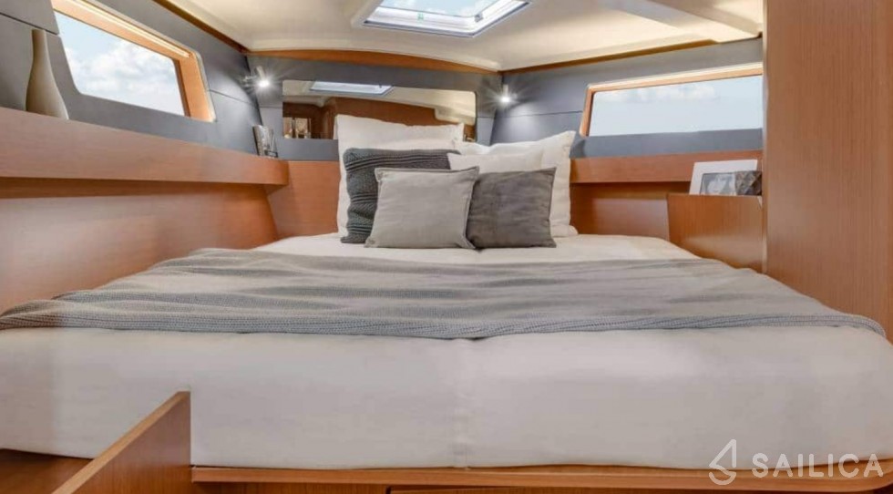 Oceanis 41.1 - Yacht Charter Sailica