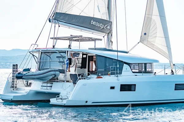 Lagoon 42 - Yacht Charter Sailica