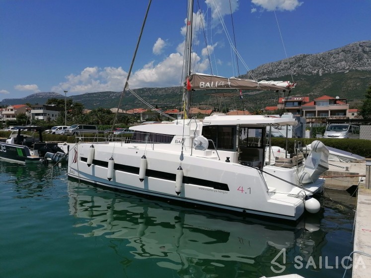 Bali 4.1 - Yacht Charter Sailica