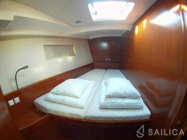 Oceanis 45 - Yacht Charter Sailica